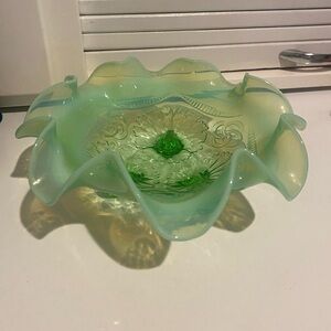 Vintage Jefferson Glass Opalescent Green Ruffles & Rings 3 toed Bowl-Flawless